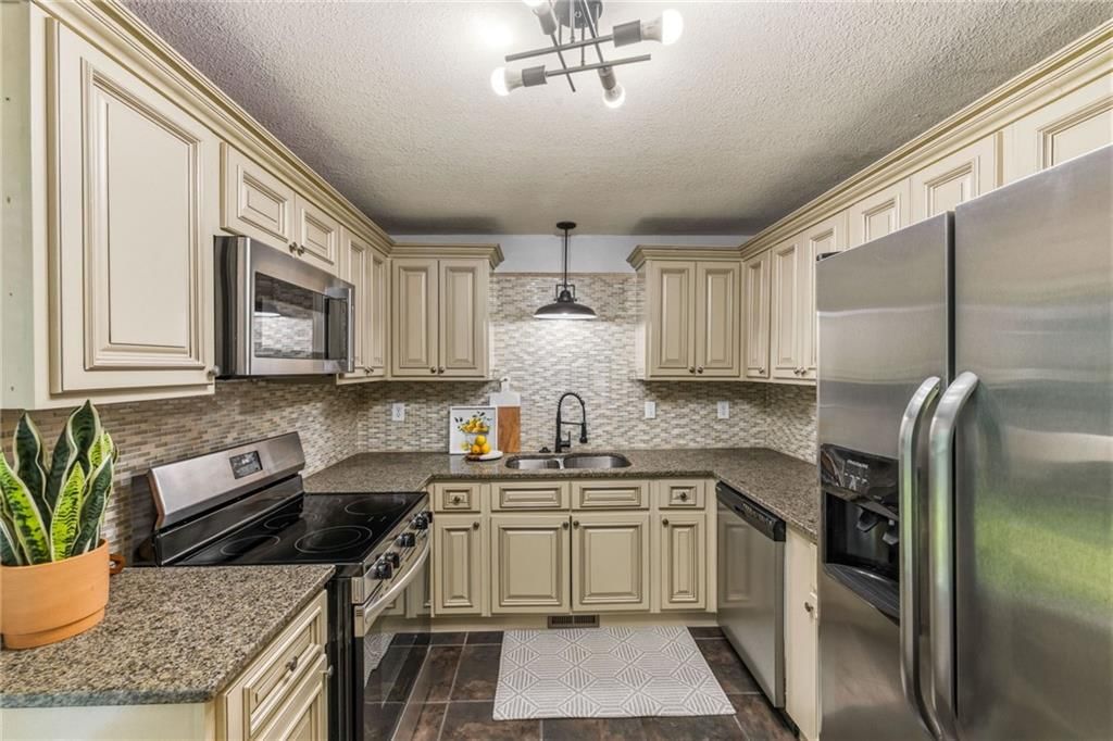 6739 Roe Avenue — photo 4