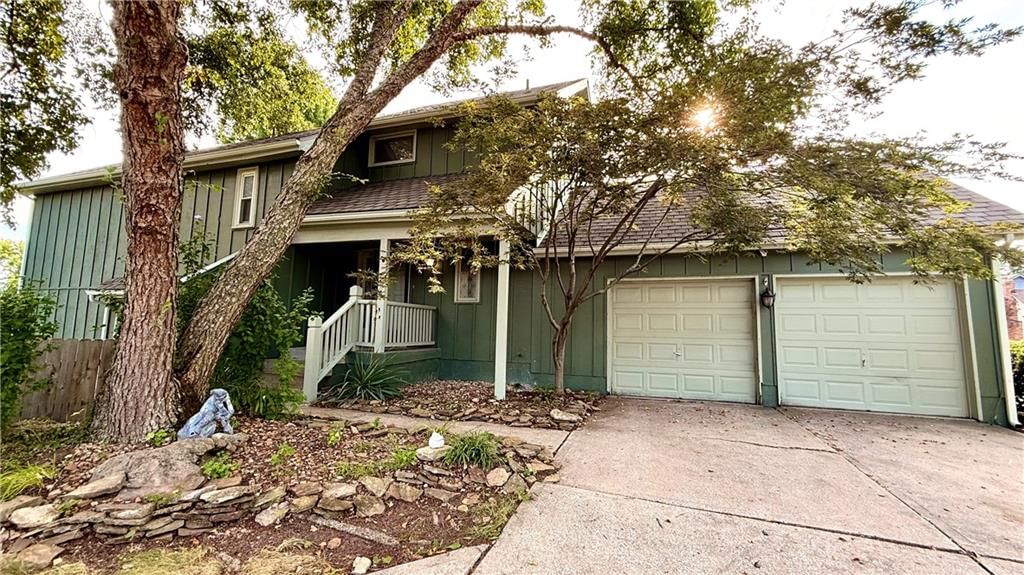 701 NE Burning Tree Street — photo 1