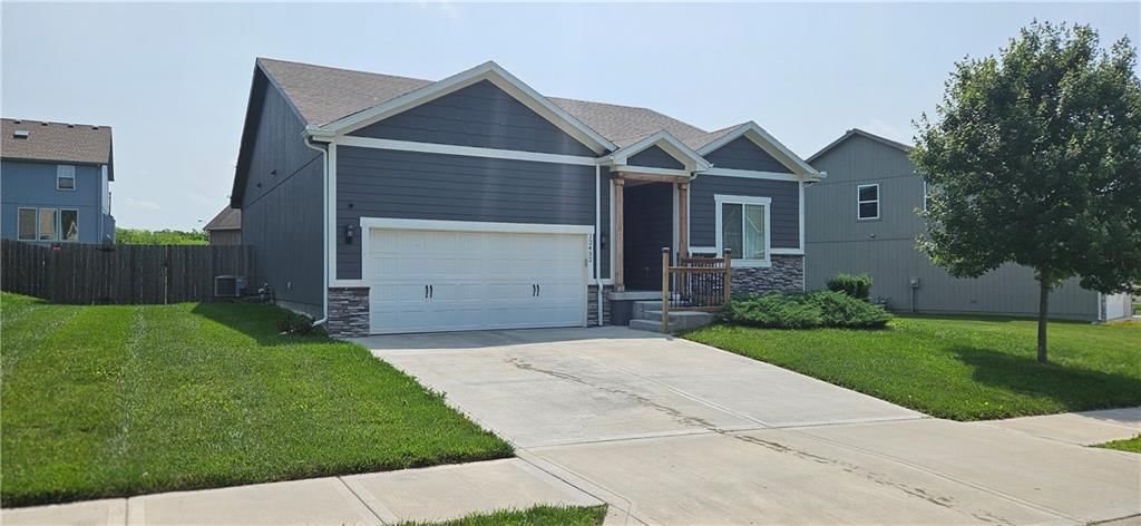 12432 Live Oak Circle, Peculiar, MO
