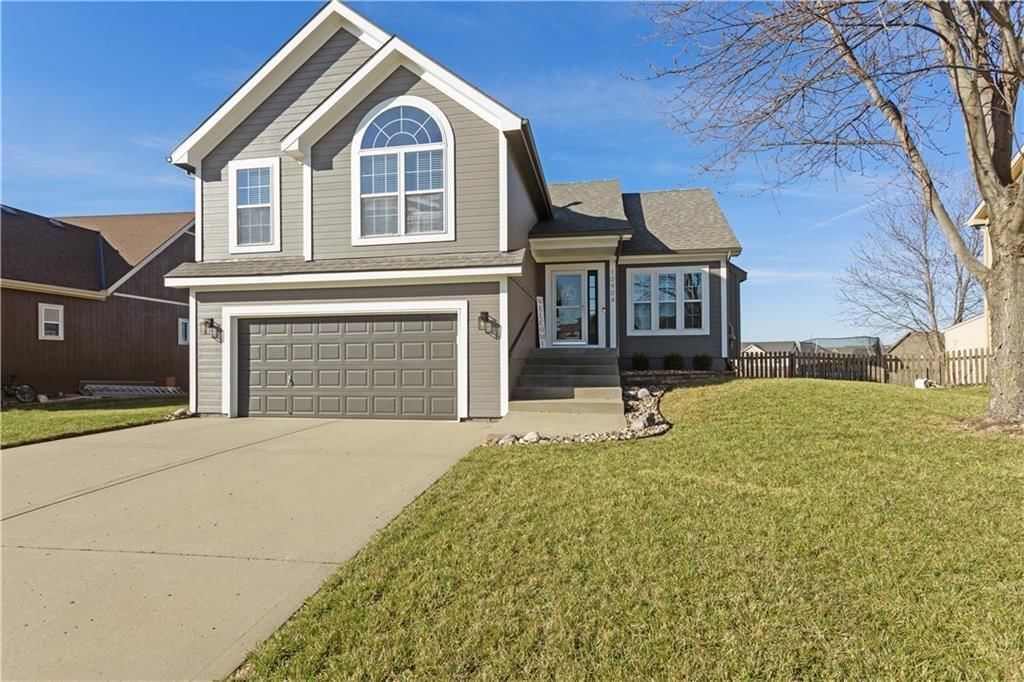 10904 N Manchester Avenue — photo 1