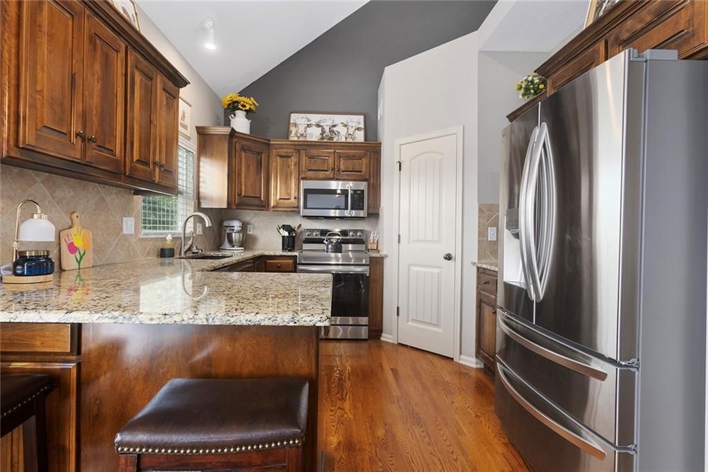 10904 N Manchester Avenue — photo 9