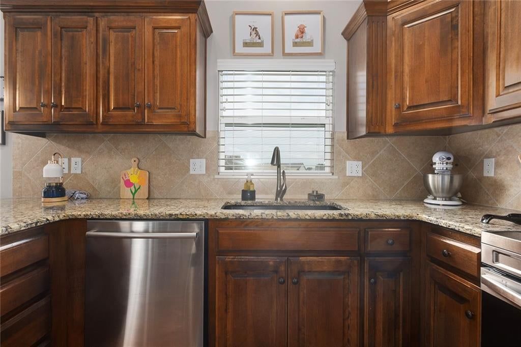 10904 N Manchester Avenue — photo 10