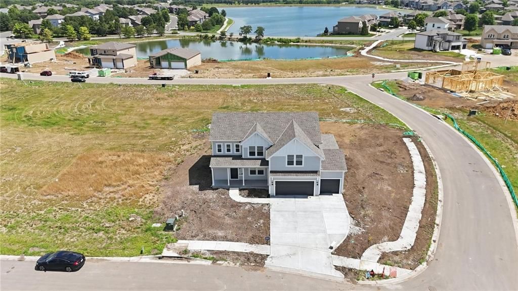 Photo 4 of 51 - 304 SW Amara Drive, Blue Springs, MO 64064