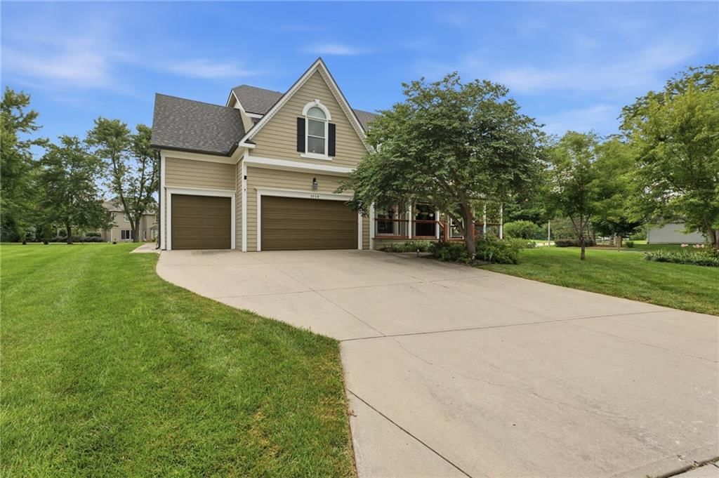 2250 SW Forestpark Place, Lee's Summit, MO: listing photo 2