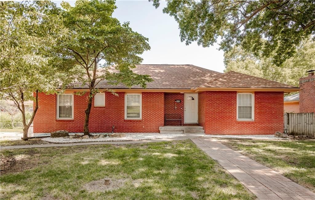 600 E Linwood Terrace — photo 1