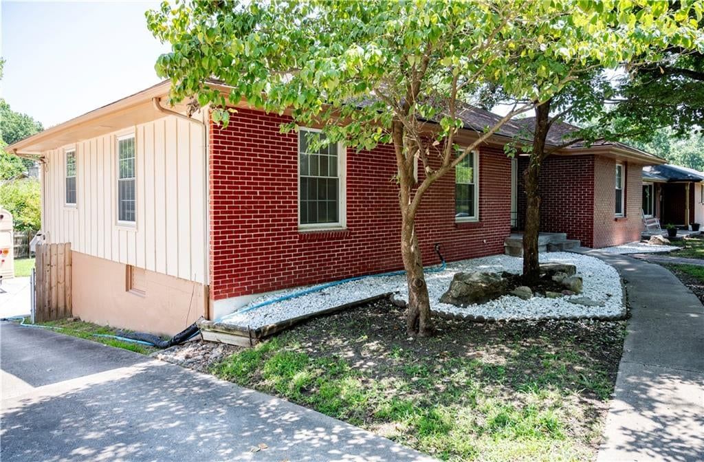 600 E Linwood Terrace — photo 2