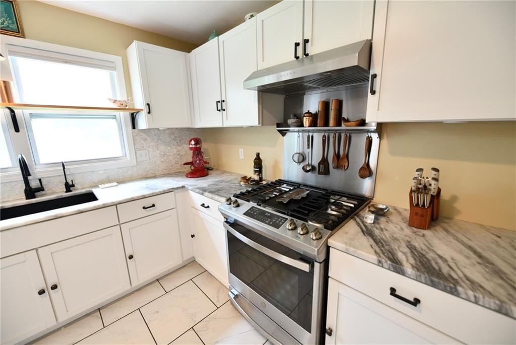 302 SE Corder Street — photo 2