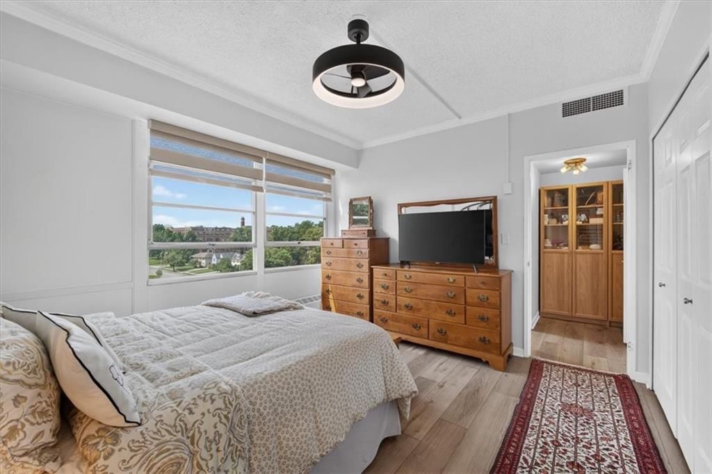 333 W Meyer Boulevard — photo 14