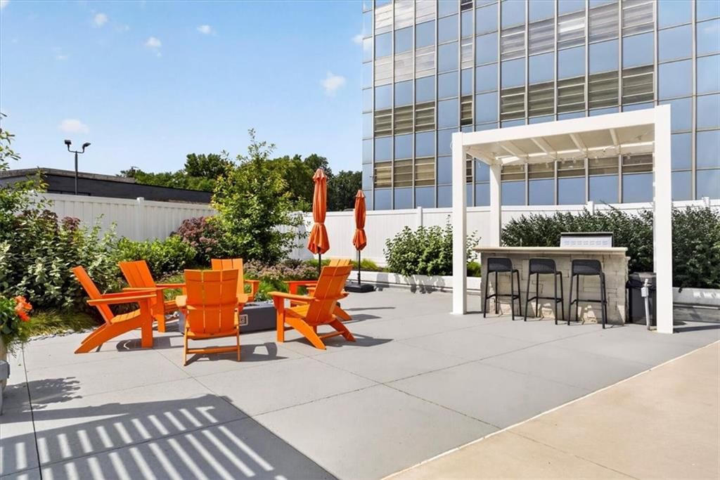 333 W Meyer Boulevard — photo 21