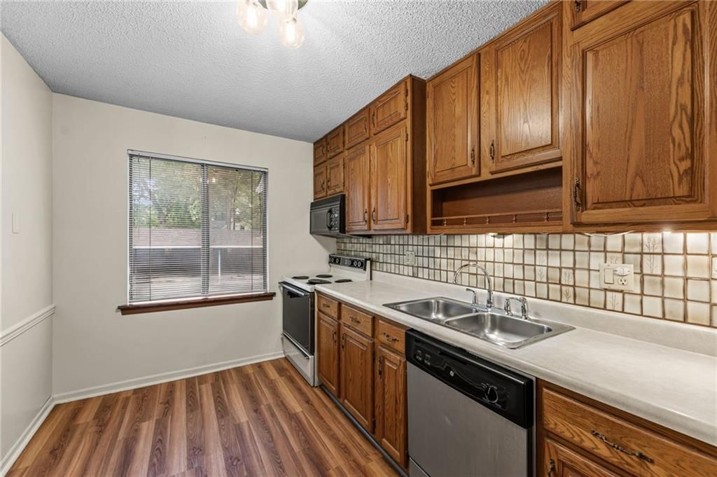 8143 Holmes Road — photo 8