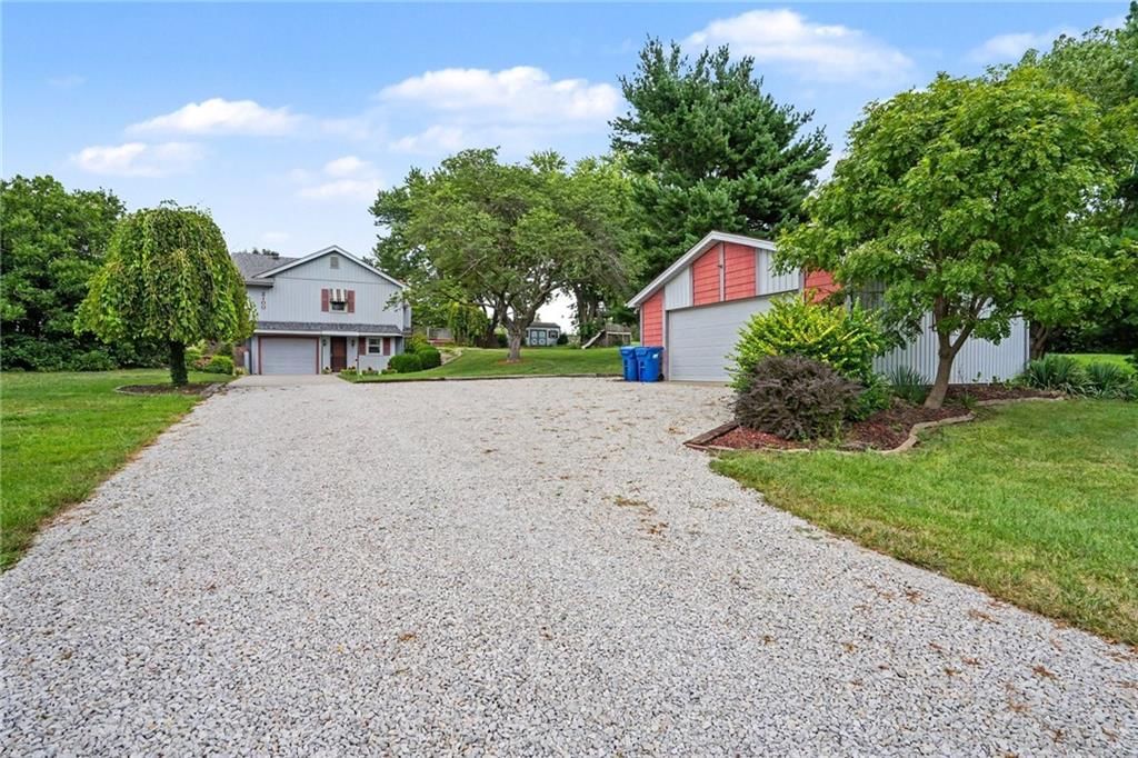 2100 Crescent Drive — photo 3