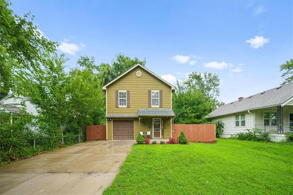 Photo 2 of 19 - 300-B N Buchanan Street, Olathe, KS 66061