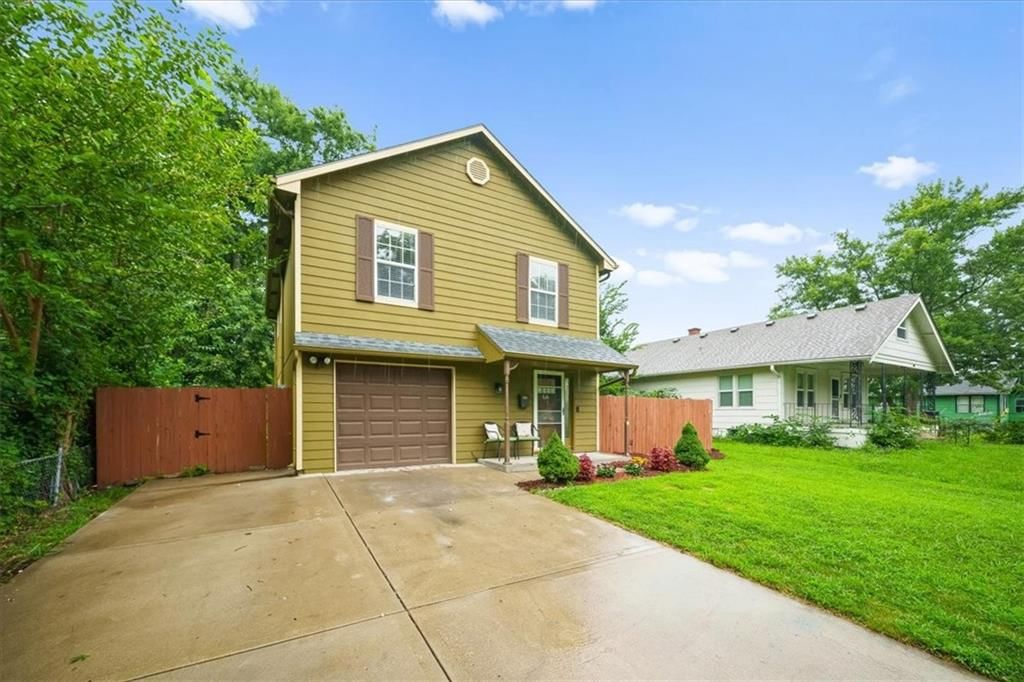 Photo 3 of 19 - 300-B N Buchanan Street, Olathe, KS 66061