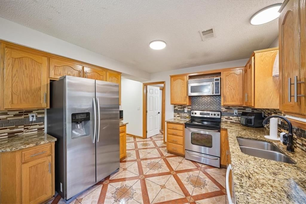 Photo 9 of 19 - 300-B N Buchanan Street, Olathe, KS 66061