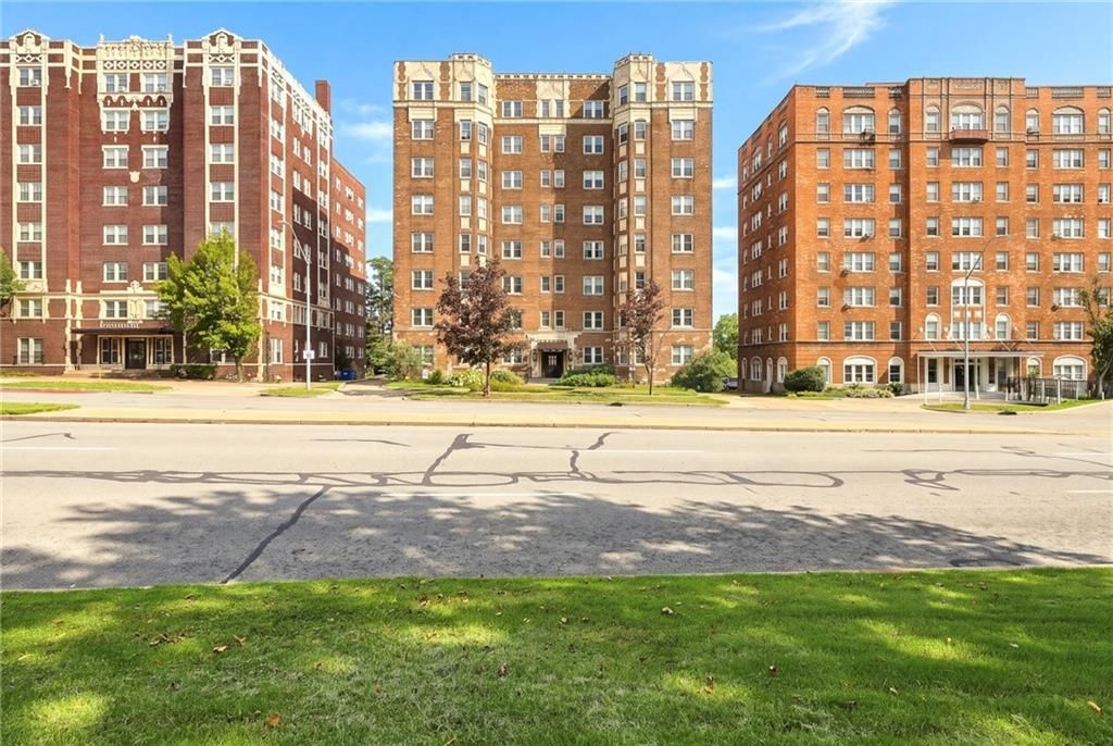 309 E Emanuel Cleaver Boulevard — photo 1