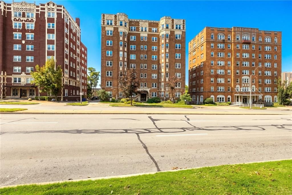 309 E Emanuel Cleaver Boulevard — photo 2
