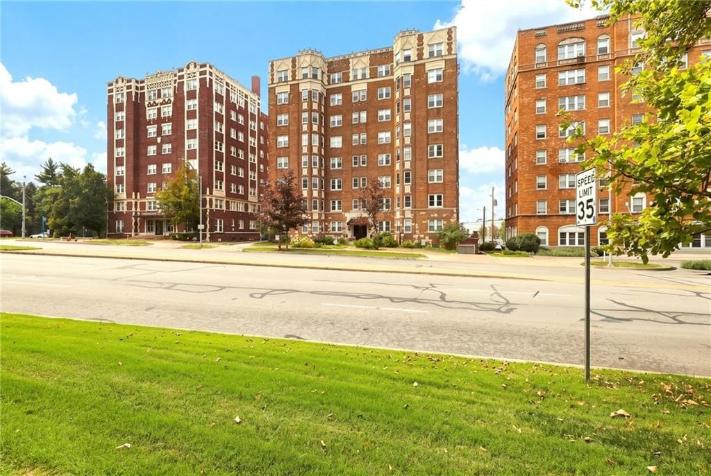 309 E Emanuel Cleaver Boulevard — photo 3