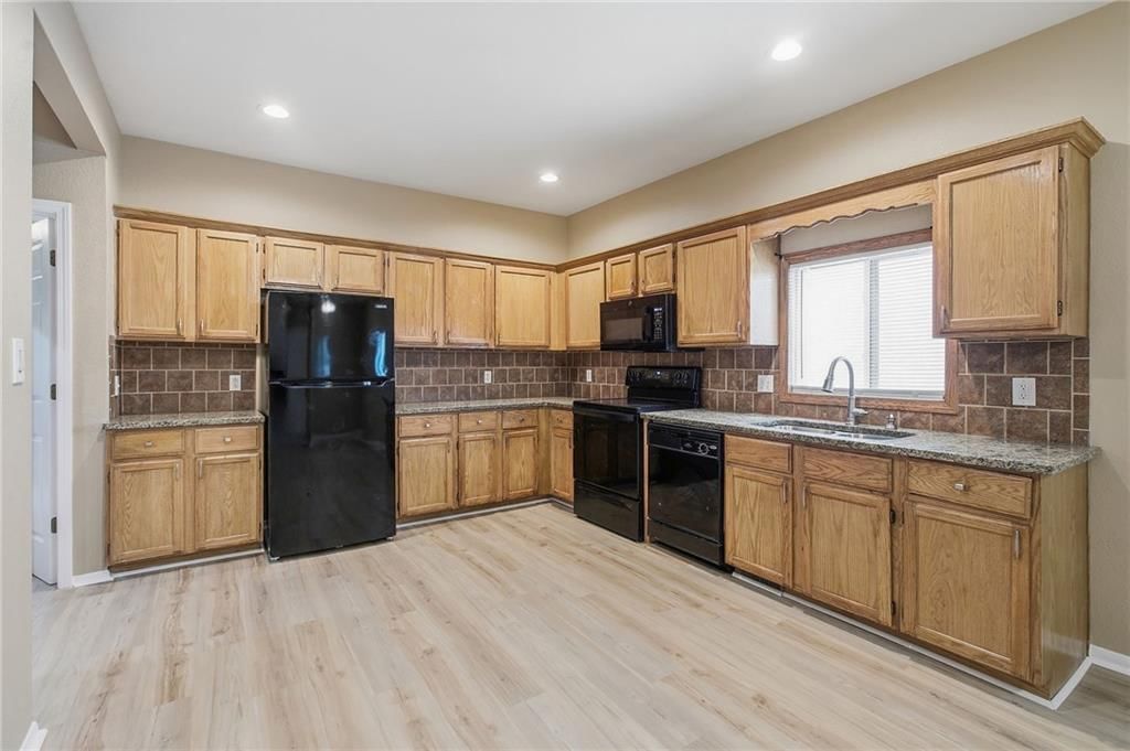 2537 Elmwood Avenue — photo 10