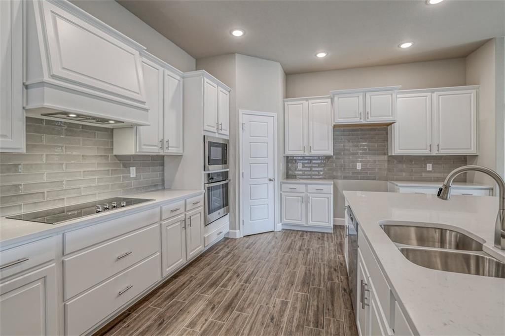 18430 W 195th Terrace — photo 3
