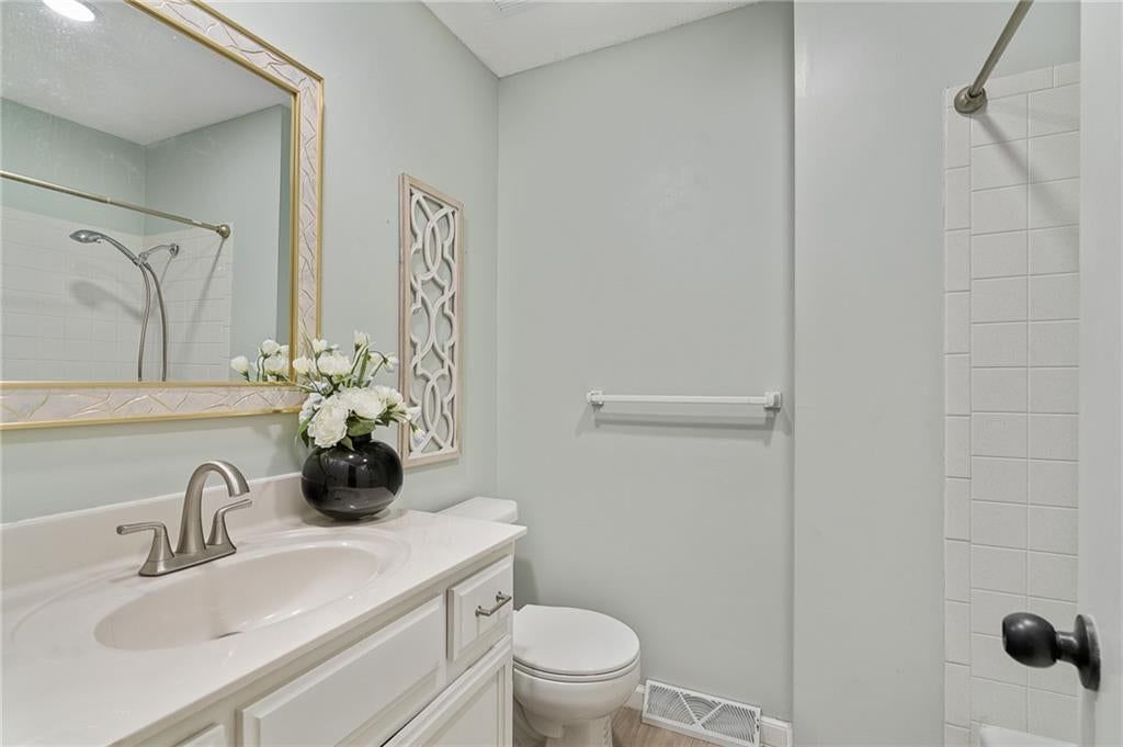118 E Walnut Street — photo 17