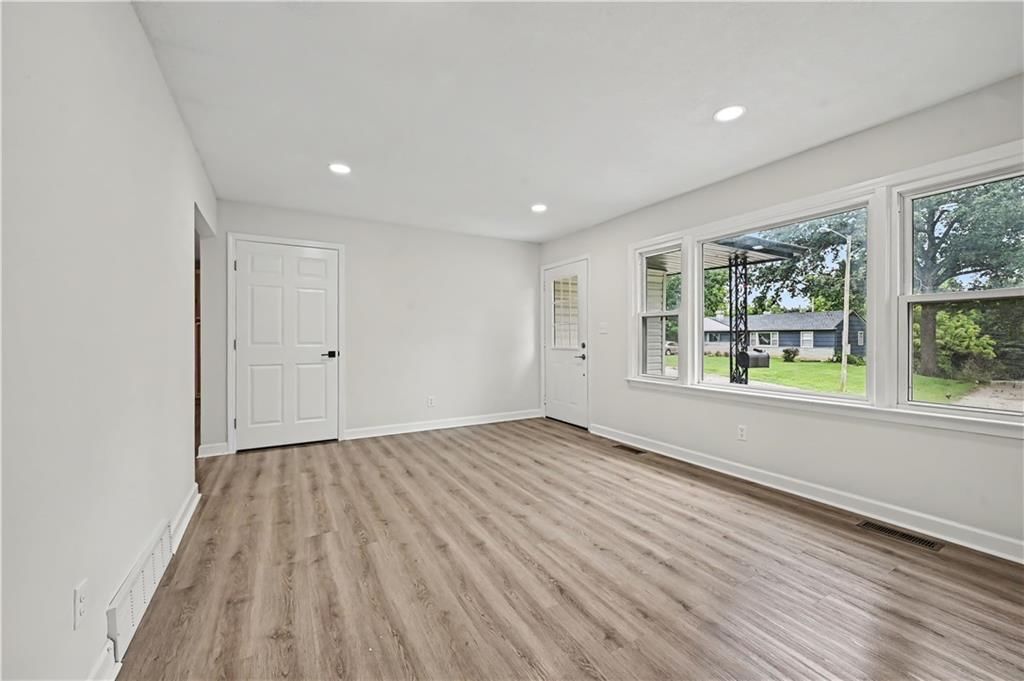 6132 Haskell Avenue — photo 6