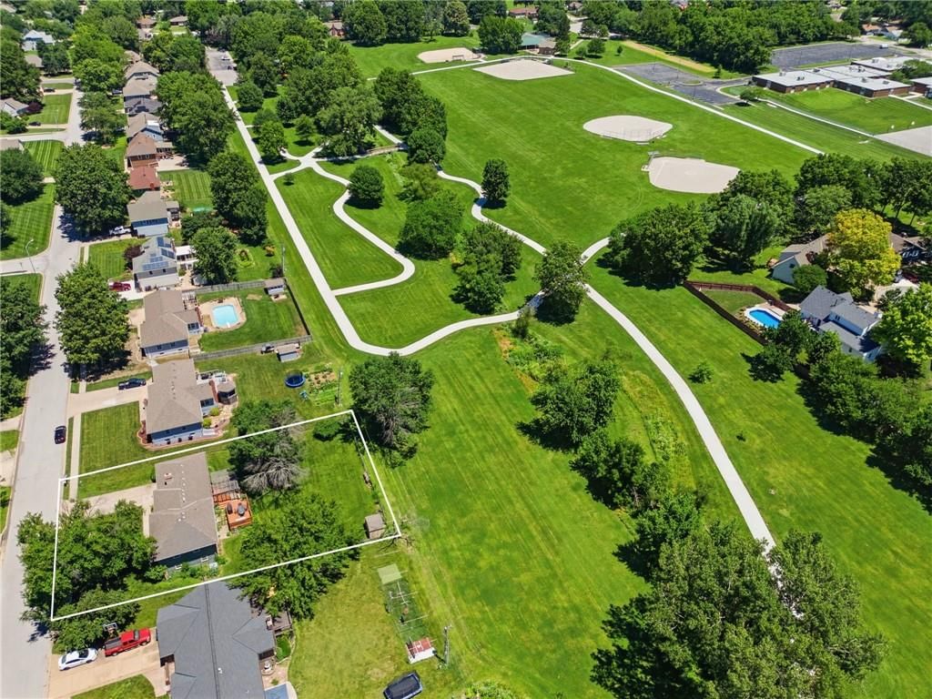 Photo 2 of 38 - 503 S Park Drive, Raymore, MO 64083