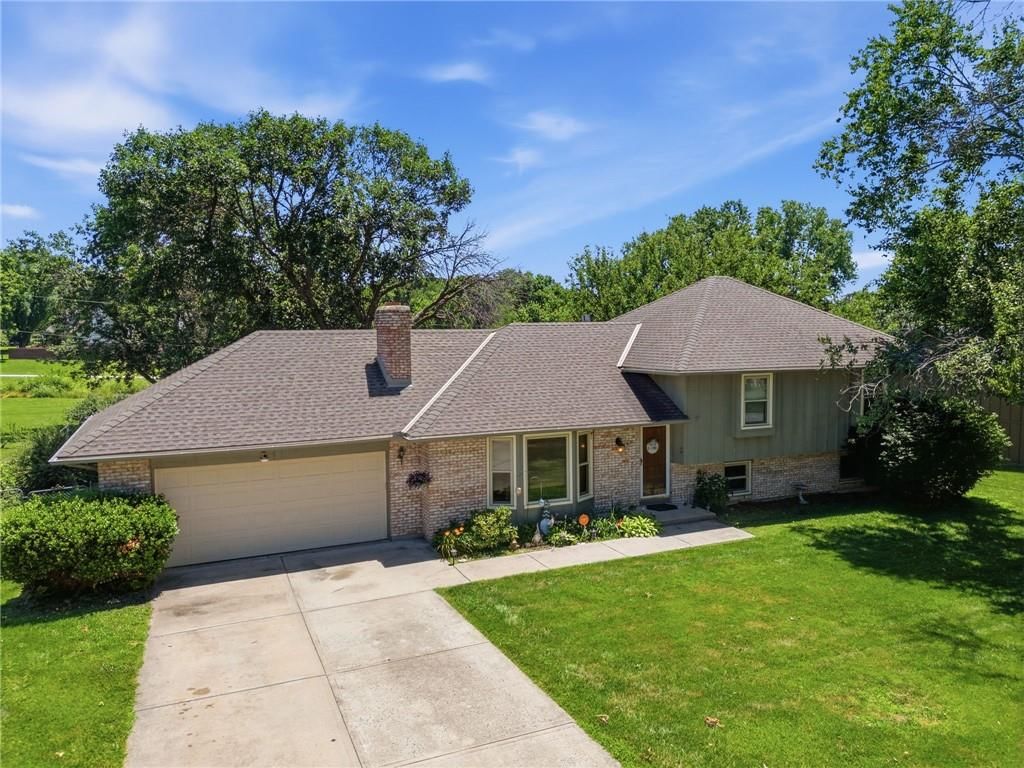 Photo 3 of 38 - 503 S Park Drive, Raymore, MO 64083