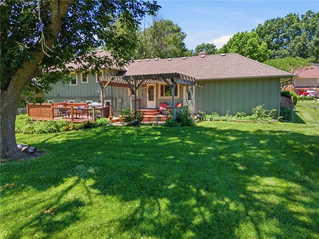 Photo 7 of 38 - 503 S Park Drive, Raymore, MO 64083
