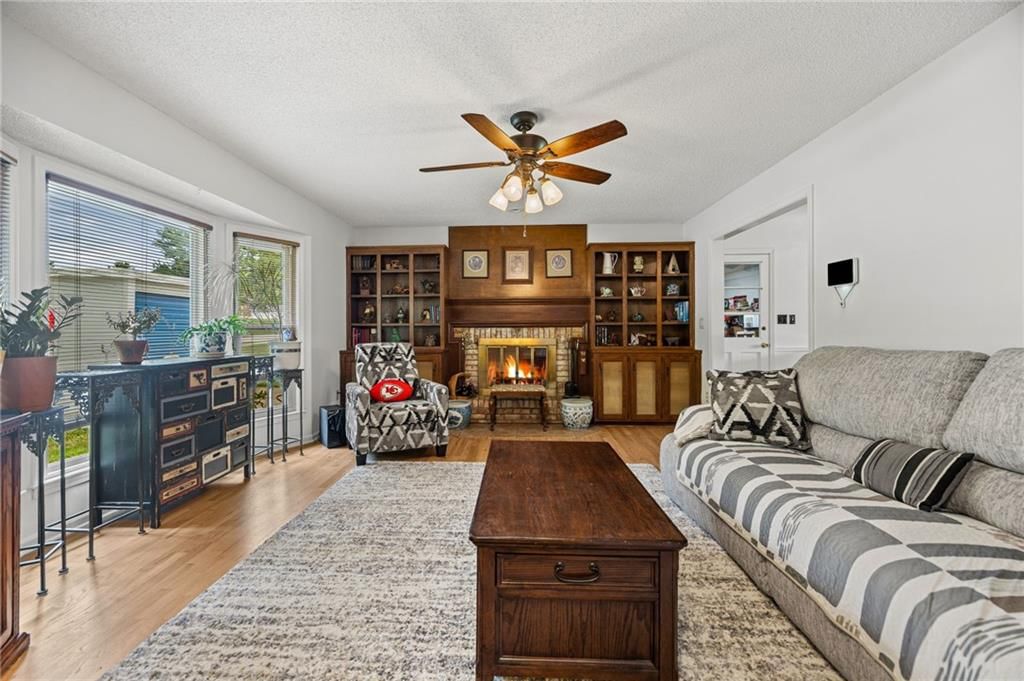 Photo 10 of 38 - 503 S Park Drive, Raymore, MO 64083