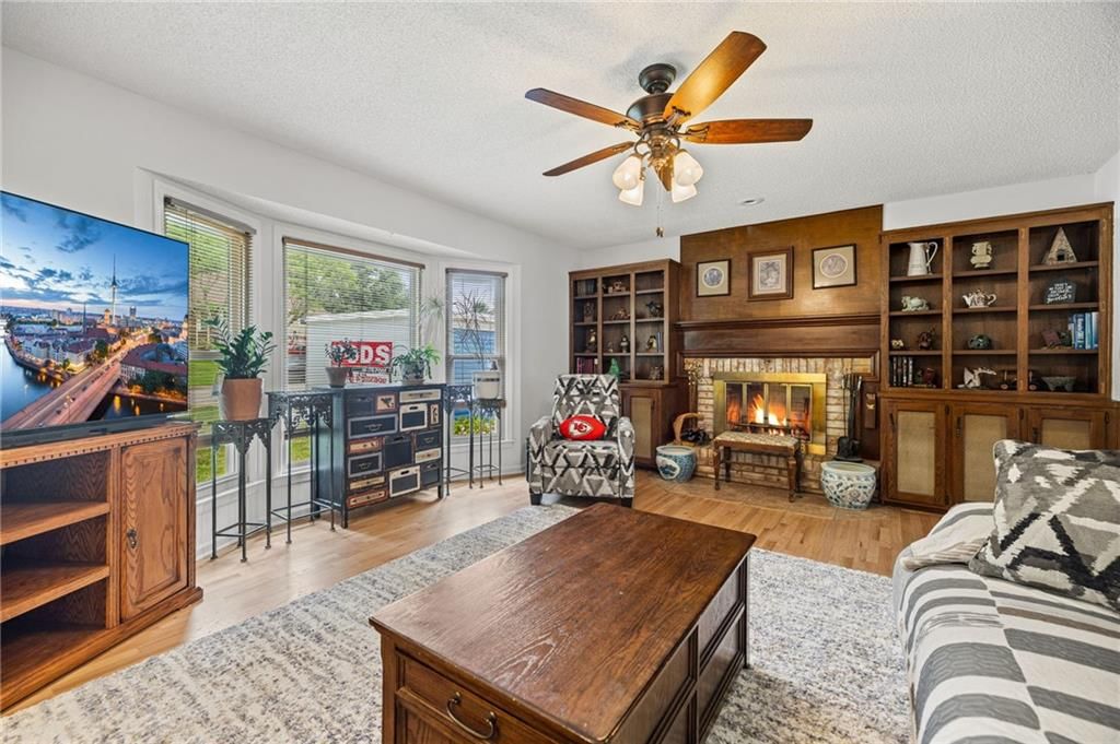 Photo 13 of 38 - 503 S Park Drive, Raymore, MO 64083