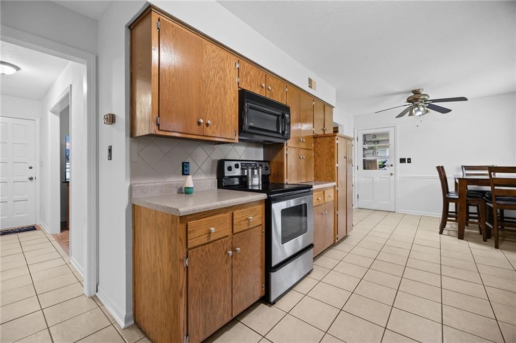 Photo 16 of 38 - 503 S Park Drive, Raymore, MO 64083
