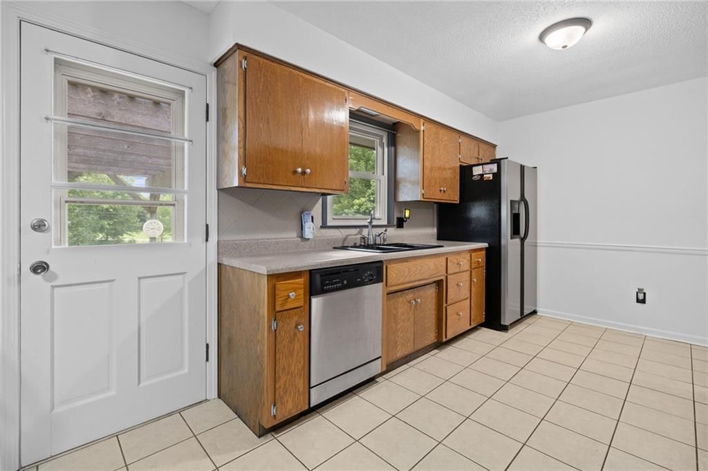 Photo 17 of 38 - 503 S Park Drive, Raymore, MO 64083