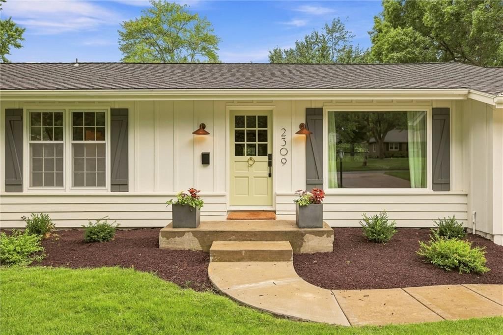 Photo 2 of 46 - 2309 W 104th Street, Leawood, KS 66206