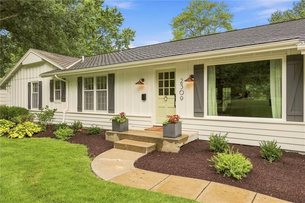 Photo 3 of 46 - 2309 W 104th Street, Leawood, KS 66206