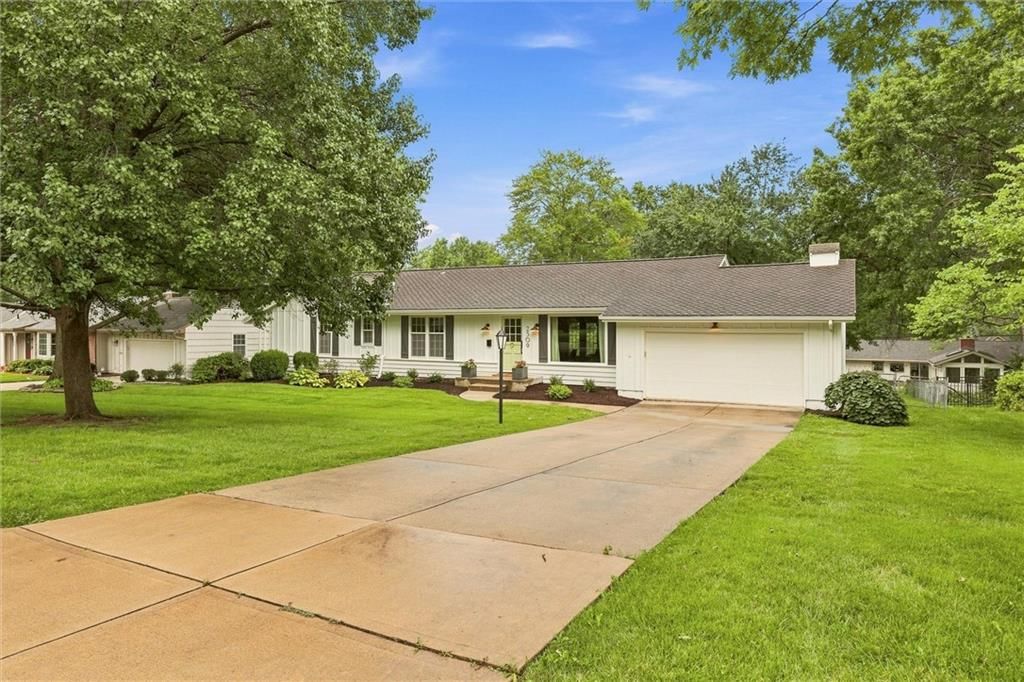 Photo 4 of 46 - 2309 W 104th Street, Leawood, KS 66206