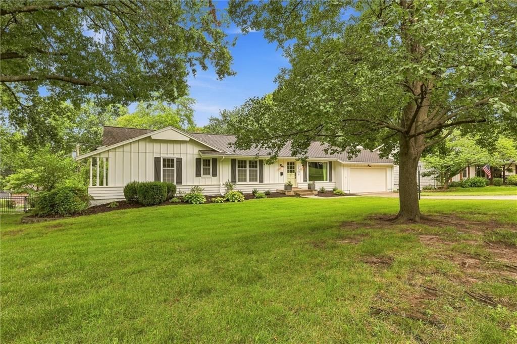 Photo 5 of 46 - 2309 W 104th Street, Leawood, KS 66206