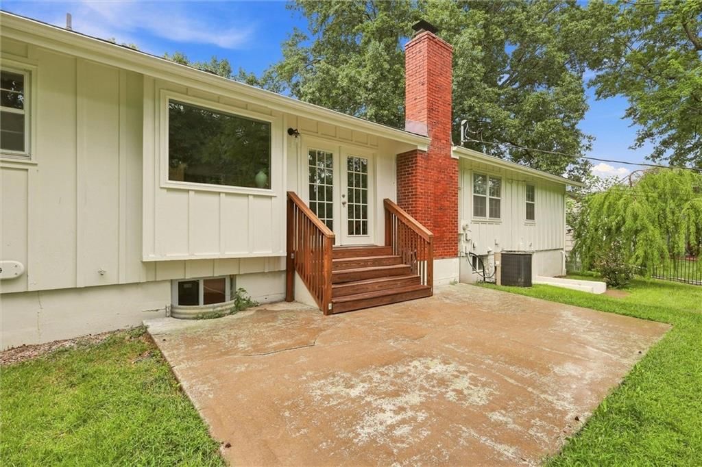 Photo 8 of 46 - 2309 W 104th Street, Leawood, KS 66206
