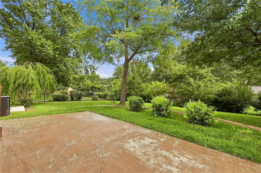 Photo 9 of 46 - 2309 W 104th Street, Leawood, KS 66206