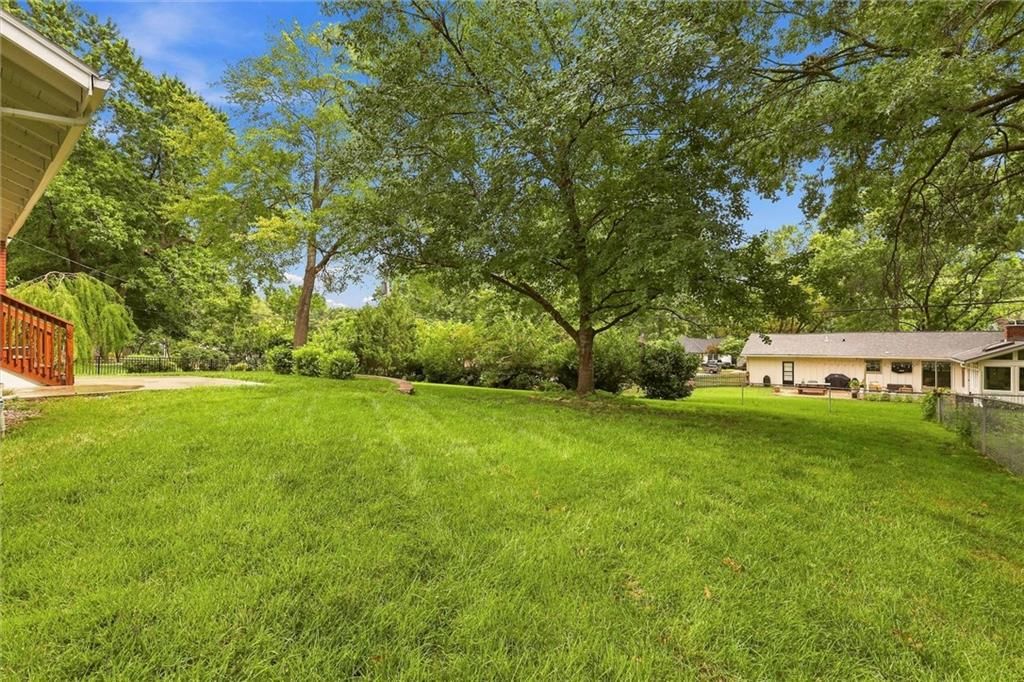 Photo 10 of 46 - 2309 W 104th Street, Leawood, KS 66206
