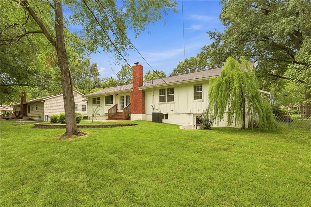 Photo 11 of 46 - 2309 W 104th Street, Leawood, KS 66206