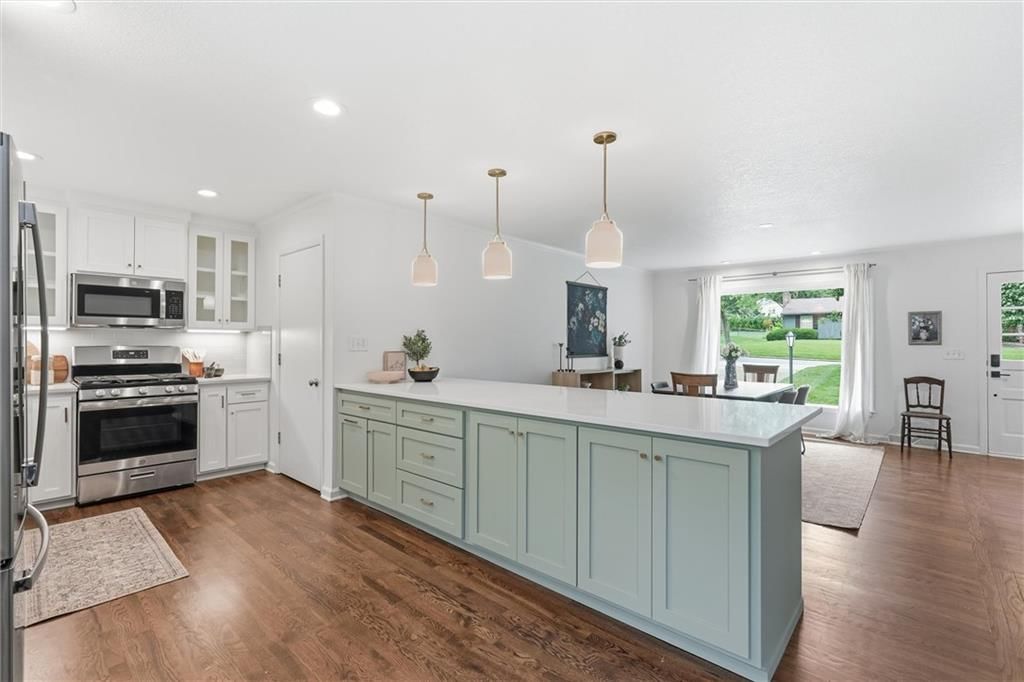 Photo 14 of 46 - 2309 W 104th Street, Leawood, KS 66206
