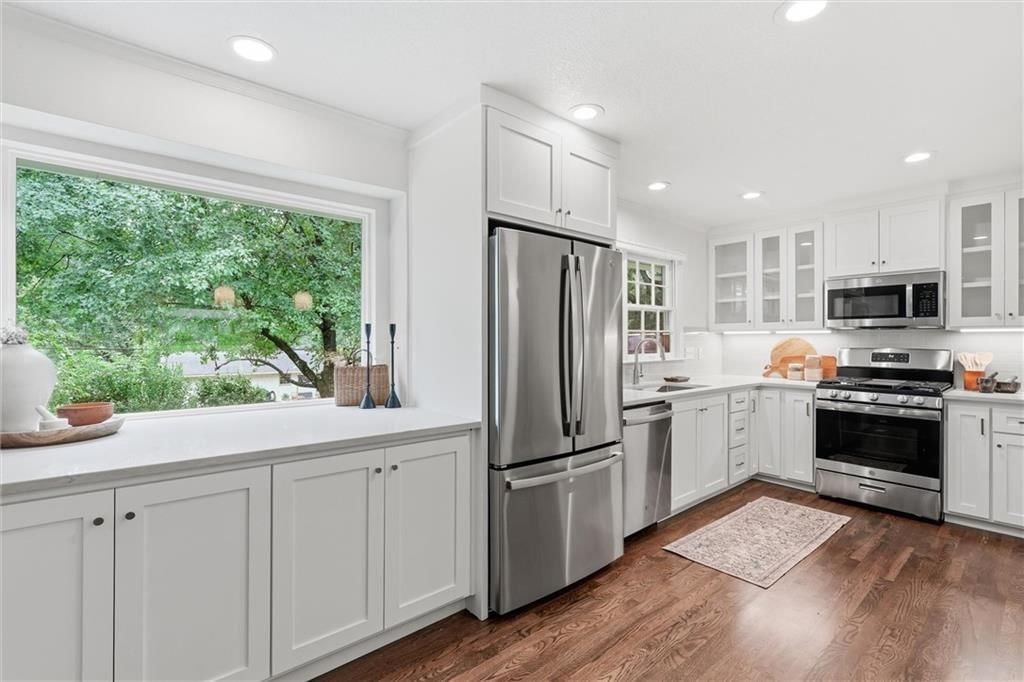 Photo 16 of 46 - 2309 W 104th Street, Leawood, KS 66206