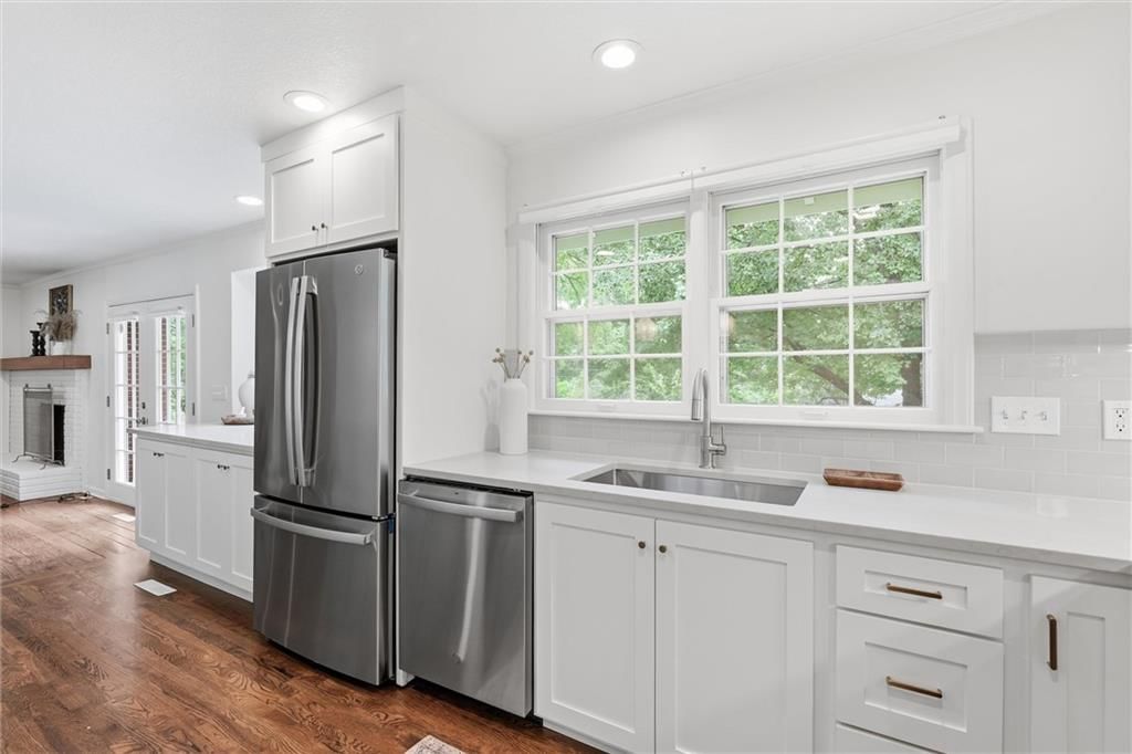 Photo 17 of 46 - 2309 W 104th Street, Leawood, KS 66206