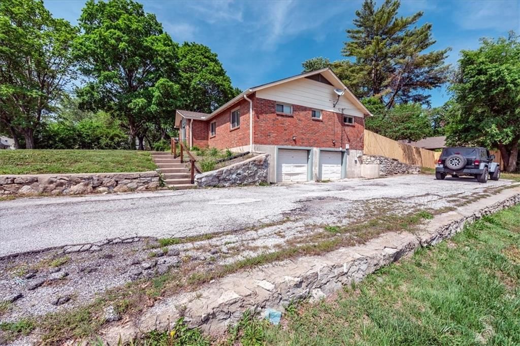 8021 Holmes Road — photo 25