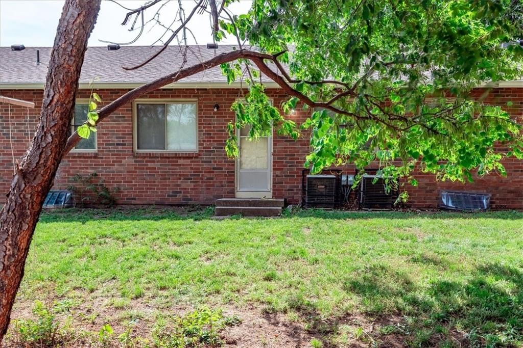 8021 Holmes Road — photo 32