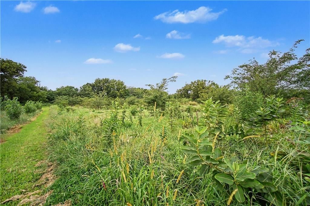 Photo 4 of 22 - 20136 Antioch Road, Bucyrus, KS 66013