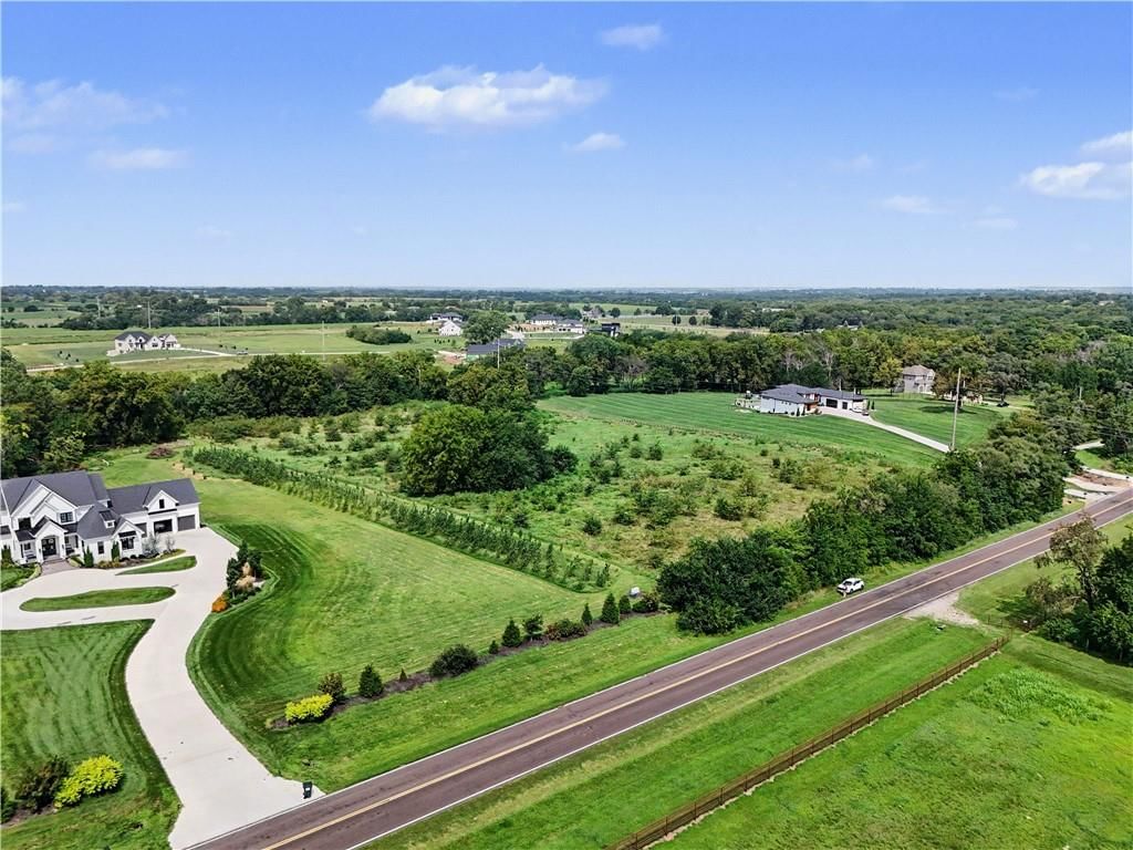 Photo 7 of 22 - 20136 Antioch Road, Bucyrus, KS 66013