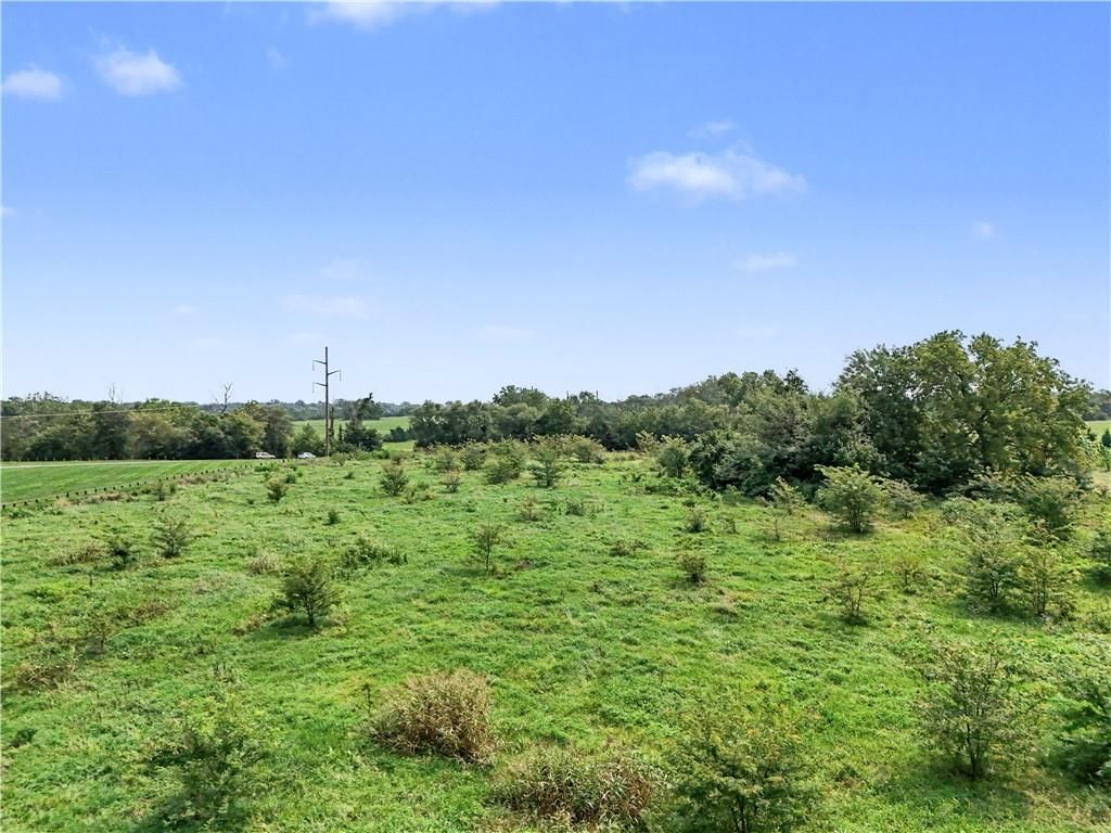 Photo 12 of 22 - 20136 Antioch Road, Bucyrus, KS 66013