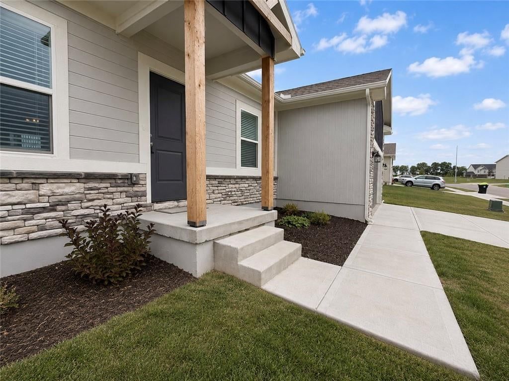 910 SW Pintail Drive — photo 2