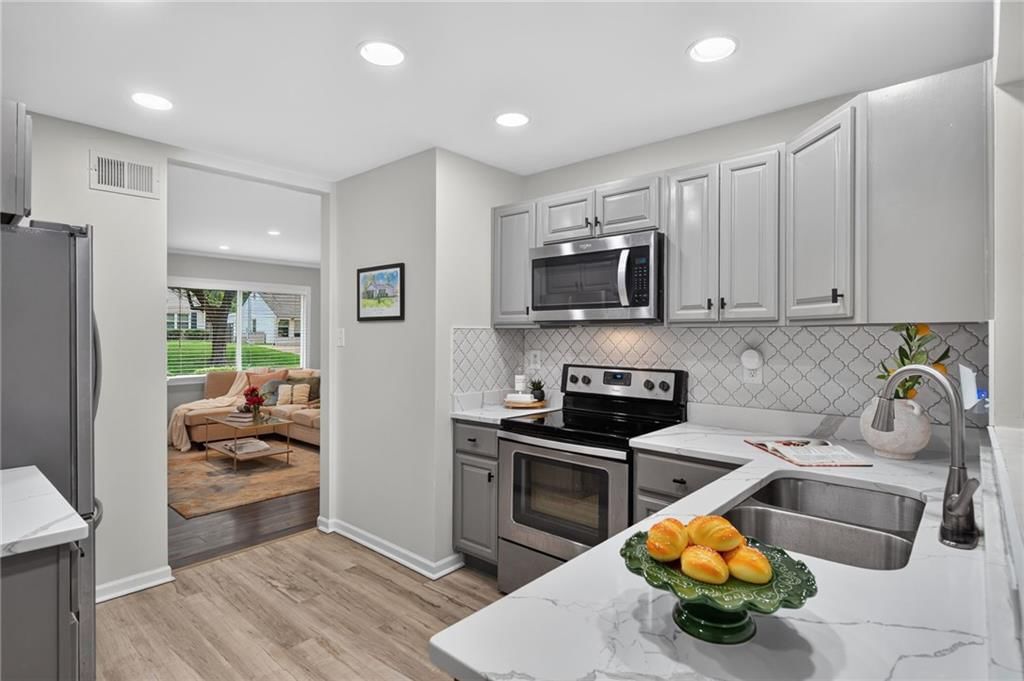 2507 W 77th Street — photo 9